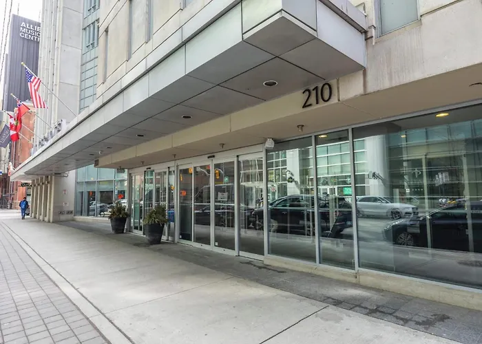 Modern 2-Bedroom Condo W Floor To Ceiling Windows Toronto