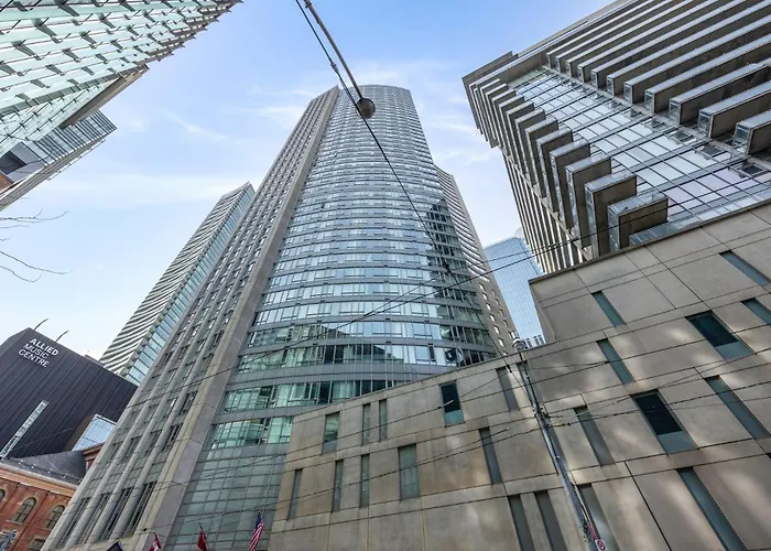 Modern 2-Bedroom Condo W Floor To Ceiling Windows Toronto